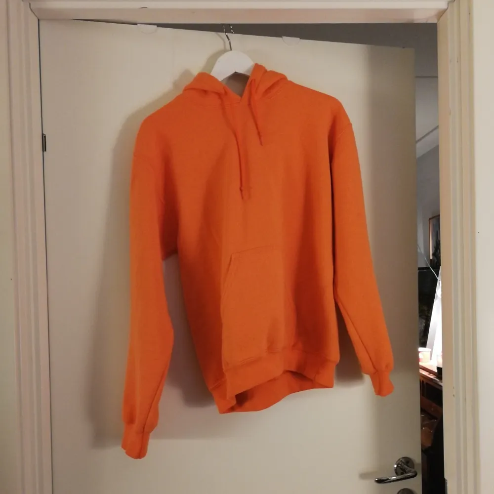 Nice, mysig, orange hoodie jag köpte här men inte använt så säljer vidare:) den är från urban outfitters:) frakt ingår i priset! . Hoodies.