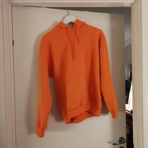 Nice, mysig, orange hoodie jag köpte här men inte använt så säljer vidare:) den är från urban outfitters:) frakt ingår i priset! 