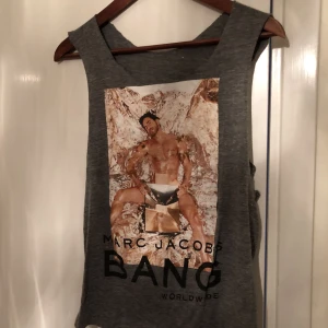  - Marc Jacobs linne Loose fit. Det var en t-shirt från början men gjorde om den till (älskat) linne, nu stor rensar jag hemma och säljer av mycket av mina kläder (billigt billigt)