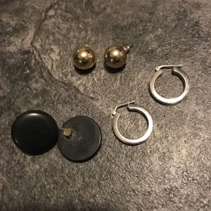  - Örhängen, ringar och armband. Ringarna sätter man på fingertopparna så att de ser ut som naglar typ. Bra skick allting vill du bara ha något speciellt kontakta mig, allt är bra skick swish går bra köpare står för frakt