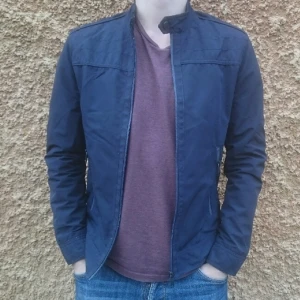  - Blå jacka från Zara i bra skick!