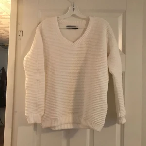  - Jätte fin tröja från Ellos. Oanvänd.  Strl 34/36.   Frakt 49kr