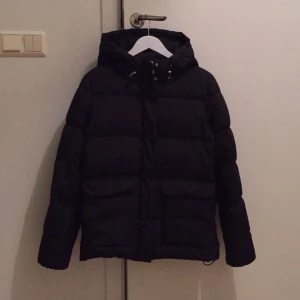  - Svart dunjacka från Gant.  Litet hål under ena armen. Syns inte när jackan är på