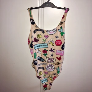  - Jättesnygg linne. Frakt ingår i priset. Har aldrig använt o köpte från Bikbok. Jag betalar frakt😊