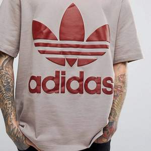Säljer en helt ny Adidas AC boxy t-shirt i storlek M. Det är en oversize modell. Nypriset ligger på 399 kr.  Kan mötas upp i Uppsala eller skicka, men då står köparen för frakten. 