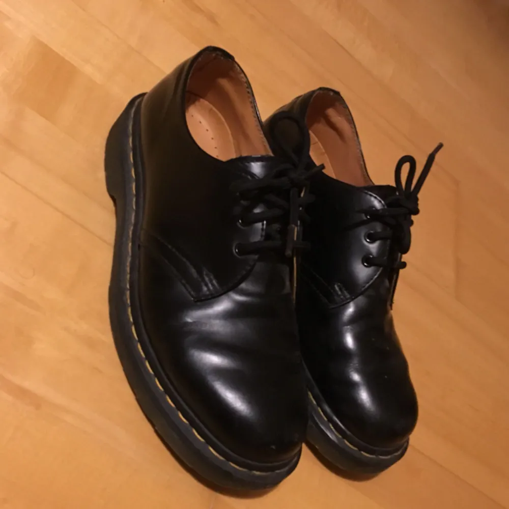 Låga dr Martens   Väldigt fint skick men lite små-slitna i sulan   Köpte dem för 1500. Skor.