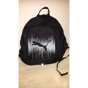  - Fin ryggsäck från puma i superskick! Denna väska har ett stort fack och ett lite mindre fack. Tar även emot pengar via swish om det önskas, då blir det 200+frakt👍 möts inte upp, kontakta mig om du är intresserad☺️✨