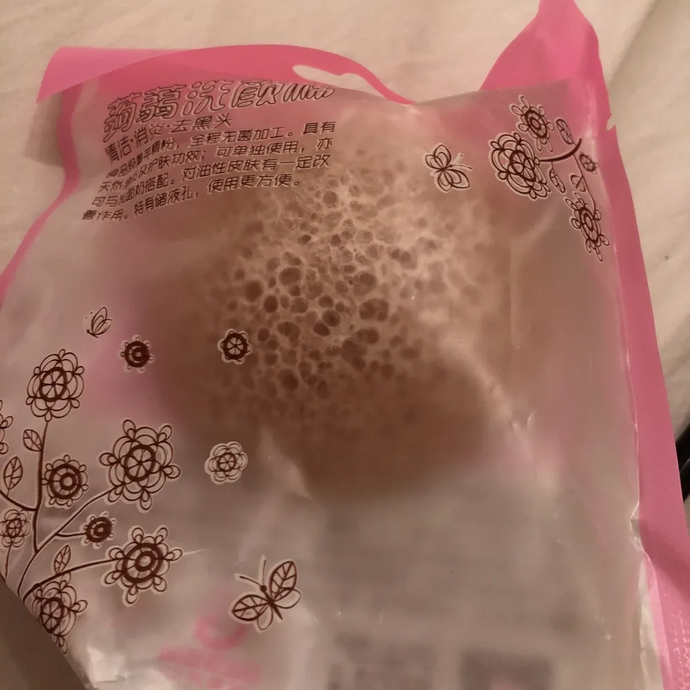 Konjac svamp med rosa lera för skönaste sättet att avlägsna smuts från ansiktet! Gjord på naturliga ingredienser. Pris ink frakt 💕. Väskor.