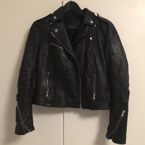  - Biker/Skinnjacka från MQ i gott skick! Säljes pga för liten storlek. Nypris 2300kr 