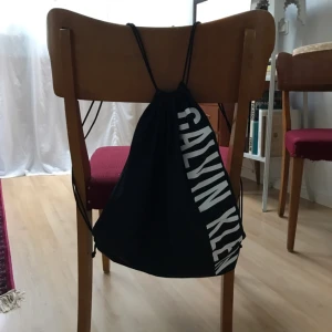  - Gympapåse med märket Calvin Klein.  Köparen står för frakten. 