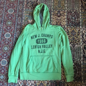  - Jätte mysig hoodie från S. Oliver. Är en herrhoodie så den blir lite oversized. Använd enstaka gånger, bra skick! Köparen står för frakt, har Swish:) 