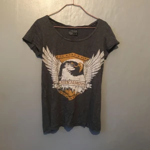  - T-shirt från carlings. Knappt använd. Org pris typ 199??. Frakt 20kr.