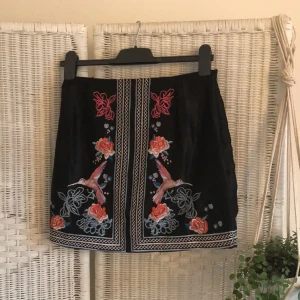  - Svart kjol från river island. Storlek 32 men passar mig som är 34/36! 