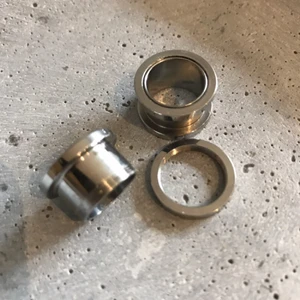  - Två fläckfria tunnlar i stål, 14 mm. 