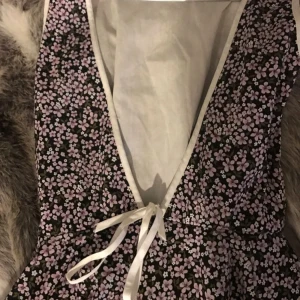  - Finaste klänningen från märket Jones and Jones. Oanvänd så i perfekt skick 💕 Hämtas i Göteborg eller skickas med posten. Köpare betalar frakt 