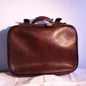 Beautiful hand luggage in leather.