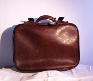 Beautiful hand luggage in leather.