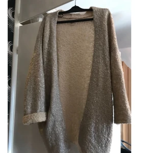  - Cool silverfärgad kofta från H&M, mycket sparsamt använd.   Möts upp i Sthlm eller skickar mot att köparen betalar för frakten. 