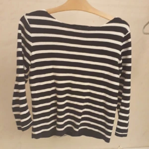  - Vit/mörkblå randig, lite tjockare material.