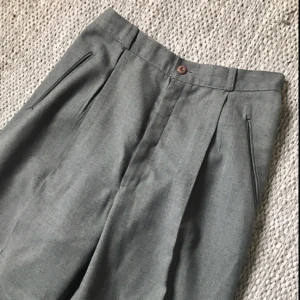  - Gubbyxor med hög midja (inte stretch) 