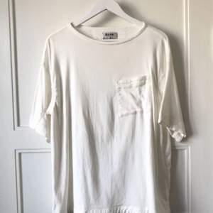 ACNE STUDIOS - Avery oversized Modal-blend T-shirt.  Finns i Vasastan frakt tillkommer till övriga sv.  Swish💅🏼