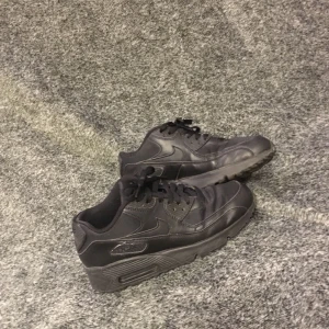  - Hel svarta läder Nike air max 90. Super fina inga fel alls, köparen står för frakten, fler bilder eller frågor? Bara art kontakta mig 😊💕 äkta såklart 