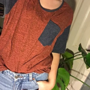  - Fin t-Shirt i rostorange och blå! 