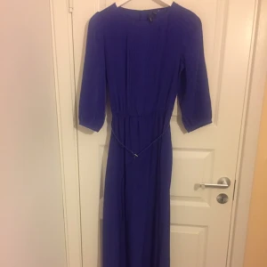  - Oanvänt klänning I storlek 34/36