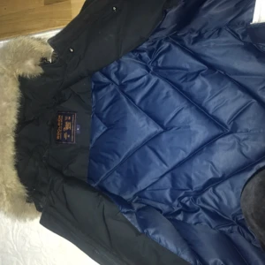  - Äkta Wool rich jacka, köpt förra året säljer för att jag får en ny av föräldrar, jackan har en hål eller inte hål med en öppning under armhålan som går att sy för en 100 hos skrädde. Jackan köpte jag för 6.999 säger för 3.300 vid snabb affär.  Riktig varmt vinter jacka 