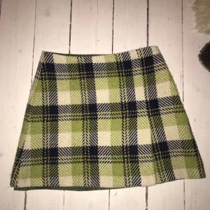  - Rutig kjol från Hobbs gjord av 100% ull utanpå med undertyg. 