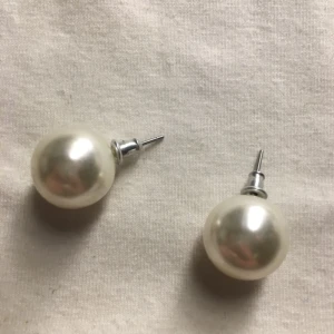  - Vita stora pärlörhängen, använd fåtal gånger jättefina är dom men jag har skaffat töjningar nu så kan inte använda dom. När nån intresserad tvättas dom såklart ordentligt innan jag skickar iväg dom de är i bra skick. Swish går bra köpare står för frakt