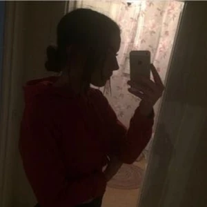  - En röd croppad hoodie från bikbok. På ryggen står det ”hype” i vitt. nypris: 300kr  Storlek: L men sitter som M