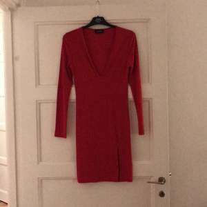 Så fin röd klänning med slits på vänstersidan. Den passar 36-38! 
