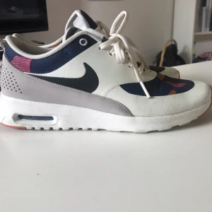  - Nike Air Max Thea inköpta i USA 2017. Endast försökt gå in dom, som nya! Strl 40 men små i storleken.