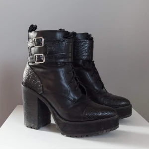 - Högklackade boots med läder och ”krokodil”/”snake” detaljer • Dragkedja på sidan • Superbekväma och fint skick