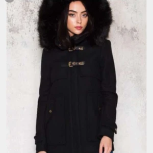  - Svart jacka från dm retro med en pälsluva. Mycket bra skick.  Nypris - 1800