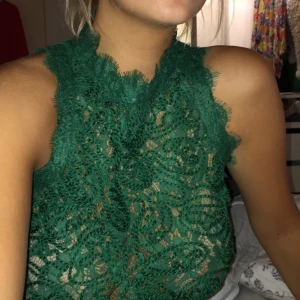  - En snygg grön topp från Zara, den är lite mer grön i verkligheten!!💚💚 Säljer pga att den inte kommit till användning, därav är den helt oanvänd med prislappen kvar!!💓💞 använder swish!!