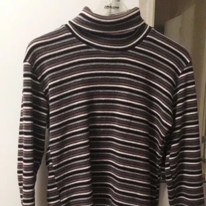  - Jättemysig, varm lite tjockare polotröja perfekt för höst/vinter köpt utomlands. 