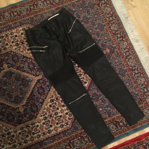  - Fejkläderbrallor med silverdetaljer från zara! Använda 1 gång. Dragkedjor på baksidan där nere :)