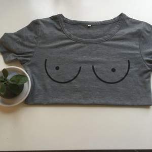 Grå T-shirt med boobies 🙌 🍉🍉 XS-S, säljer pga för liten för mig! Frakt bekostas av köparen! Swish!