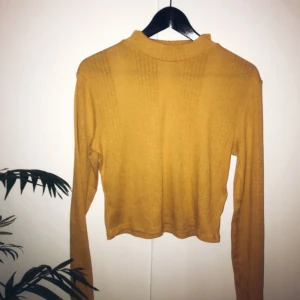  - Gul/orange, ribbad tröja 🤩 storleken är L men passar s-l beroende på hur man vill att den ska sitta! Använd ca 2 gånger. Frakt tillkommer! 