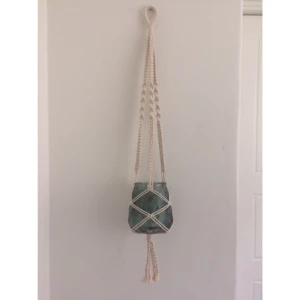  - Handgjord ampel i 100% bomull  Kruka i grönt glas   Köpare står för frakt 