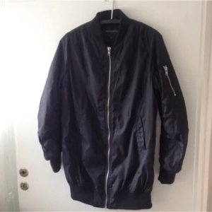  - Jättesnygg, oversized Bomberjacka i lite längre modell❣️⚡️ Sitter riktigt fint på och är bekväm. Bra skick. Kan mötas upp i Sthlm eller skicka (då tillkommer lite frakt). ✨