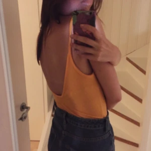  - Jättefin ribbad body med låg rygg 🍋