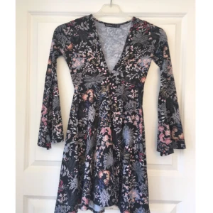  - Superfin bohemisk klänning från Boohoo, med utsvänga ärmar. Säljes tyvärr pga att den är för liten för mig (alltså aldrig använd). Strl 32 petite så inte för den långa. Frakt 49 kr!