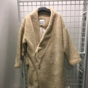  - Snyggaste teddy kappan från Monki! I storlek XS/S, använd vid tre tillfällen så i jättefint skick!! Längd 117cm, bröst 54 cm (mätt tvärs över inte runt)  (Sista bilden lånad för att visa hur den ser ut på)  Passa på! Frakten betalas av köparen för en billig peng😙😙❤️✨