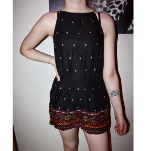  - En svart playsuit från H&Ms Coachella märke. Storlek 34. Helt oanvänd