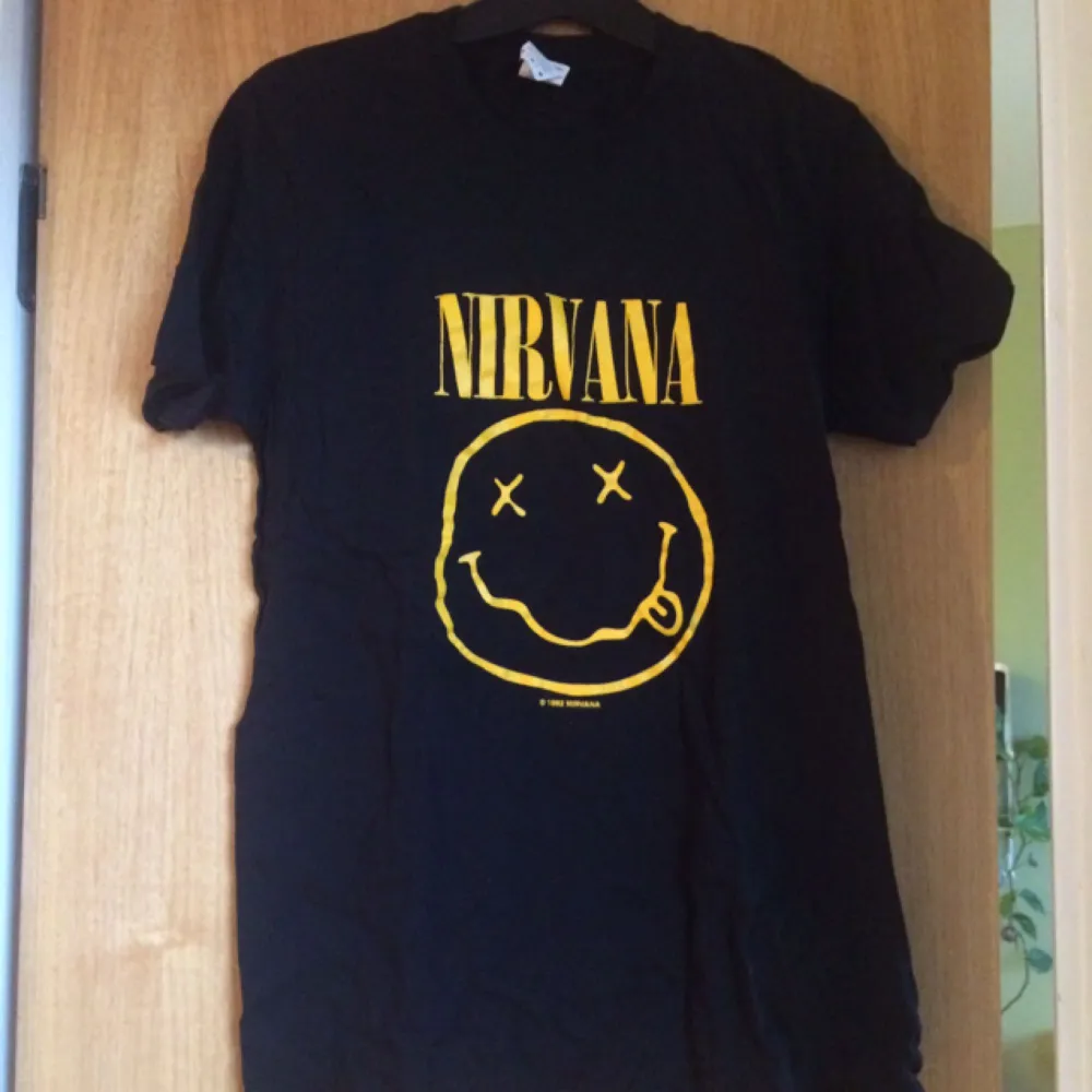 Nirvana-tröja i nyskick.  Finns på fler sidor.. T-shirts.