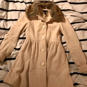  - Jacka med avtagbar fuskpäls! 