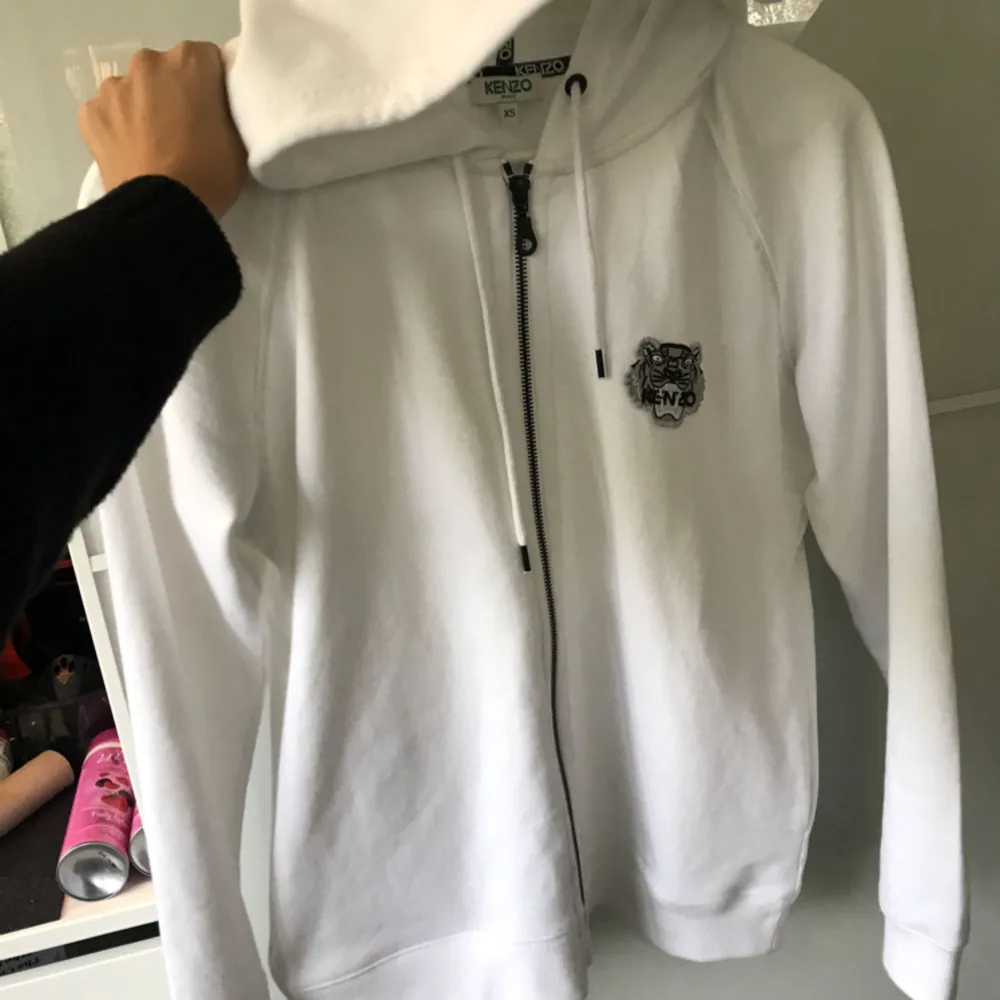 Nypris 2400kr stor i storleken. använd 1 gång påväg hem från träning sedan endast testad hemma.   Oversized!!!. Hoodies.